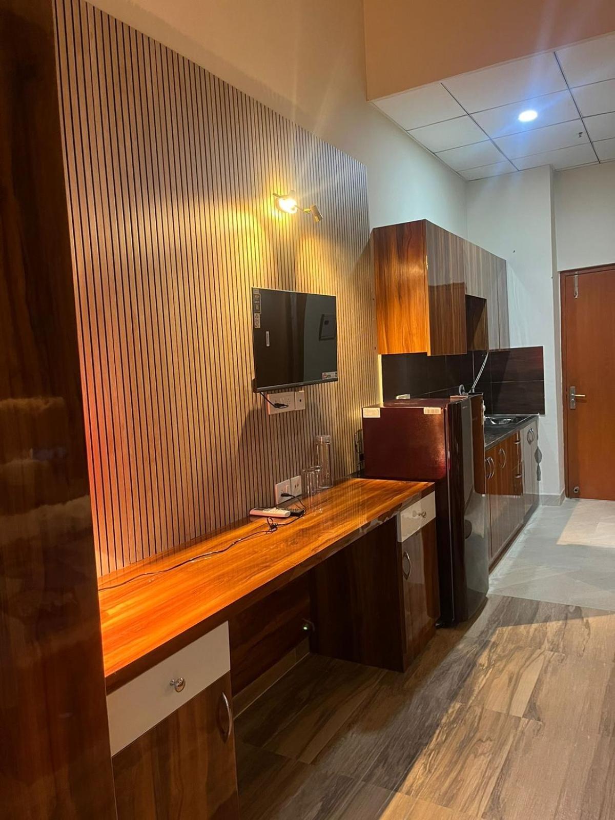 Studio Apartment In גרייטר נוידה מראה חיצוני תמונה